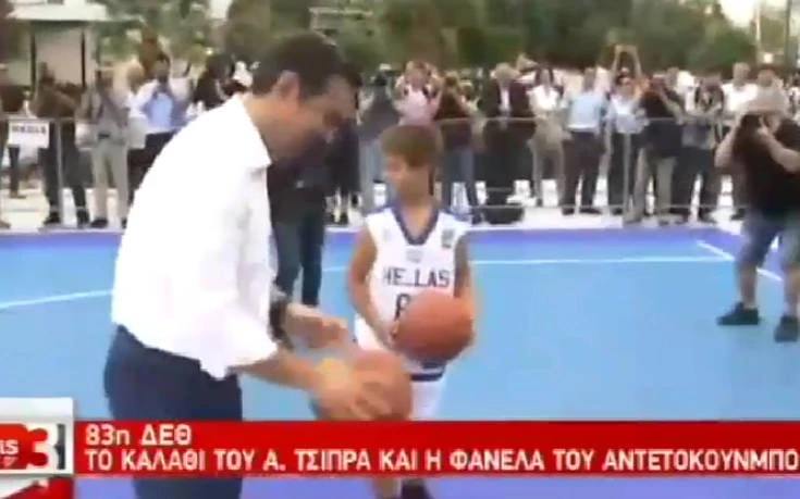 Ο Τσίπρας ρώτησε δύο πιτσιρικάδες στη ΔΕΘ τι ομάδα είναι και η απάντησε τον εξέπληξε (βίντεο)